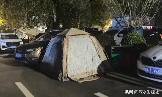 年轻人开始对坐地起价说不！开元棋牌景区外的帐篷大军：(图4)