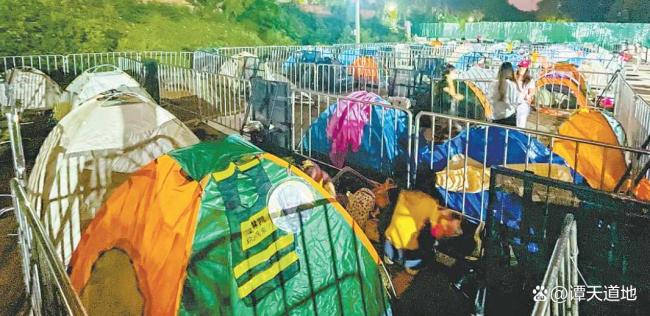 搭帐篷过夜火了 国庆露营反击战开元棋牌app年轻人假期路边(图3) 搭帐篷过夜火了 国庆露营反击战开元棋牌app年轻人假期路边(图3)